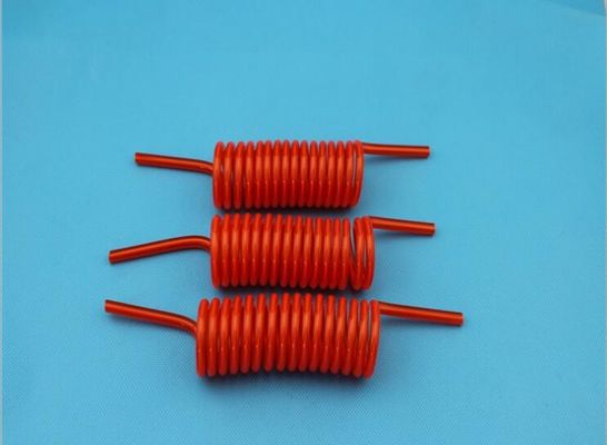 Cable électrique enroulé en forme de boucle de couleur vive