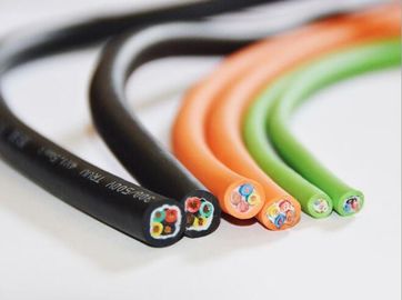 Industriels examinés traînent la chaîne d'ancre avec la veste de PVC flexible